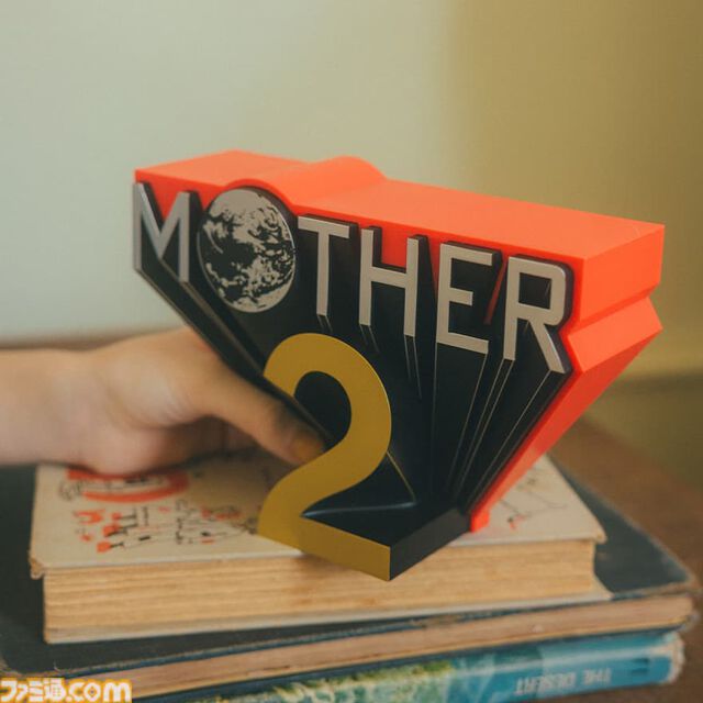 『MOTHER2』どせいさんのパタパタ時計が登場。ビッグなタイトルロゴフィギュアとともに7月17日よりオンライン先行販売が開始