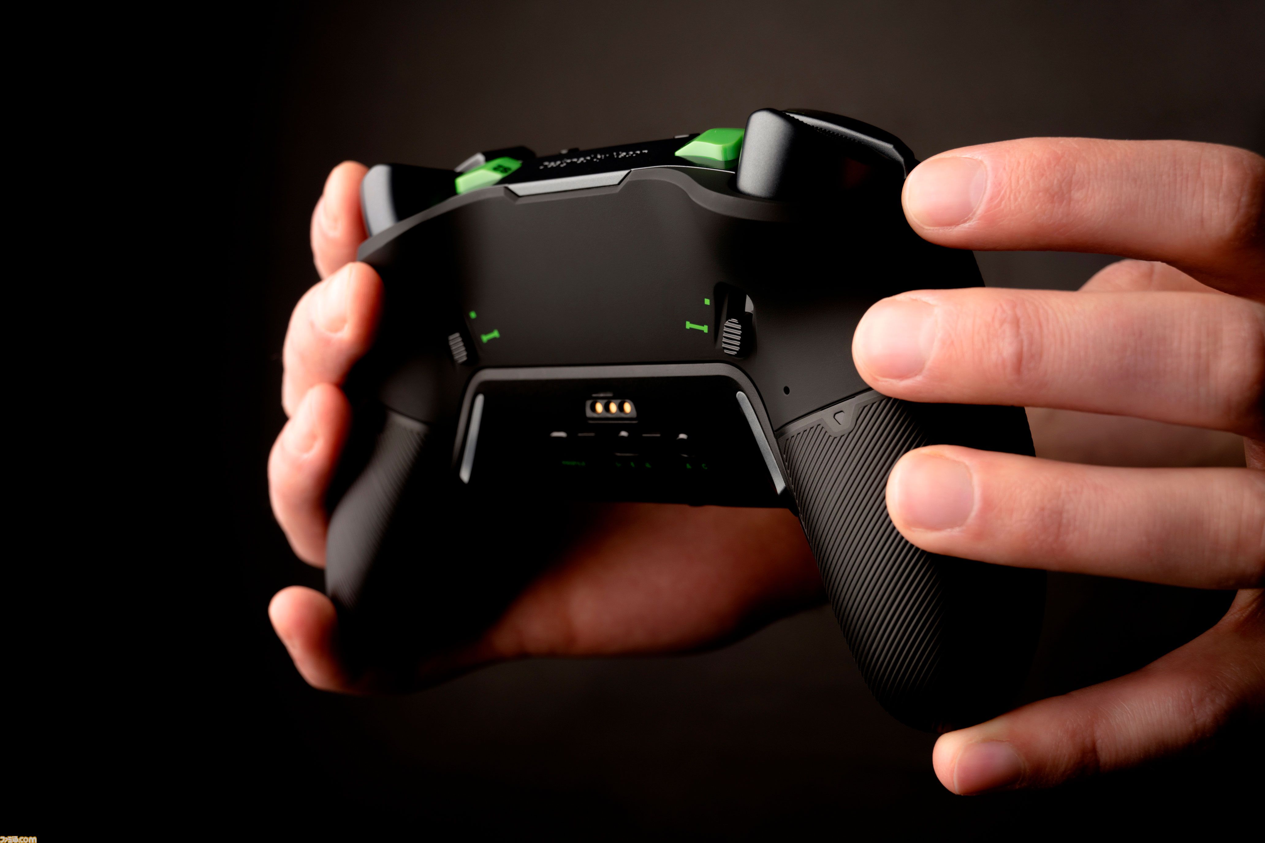 カスタマイズ用液晶画面が付いたXbox/PC⽤コントローラーが本日（7/10）発売。有線・無線ともに低遅延。FPS特化の入力機能付き