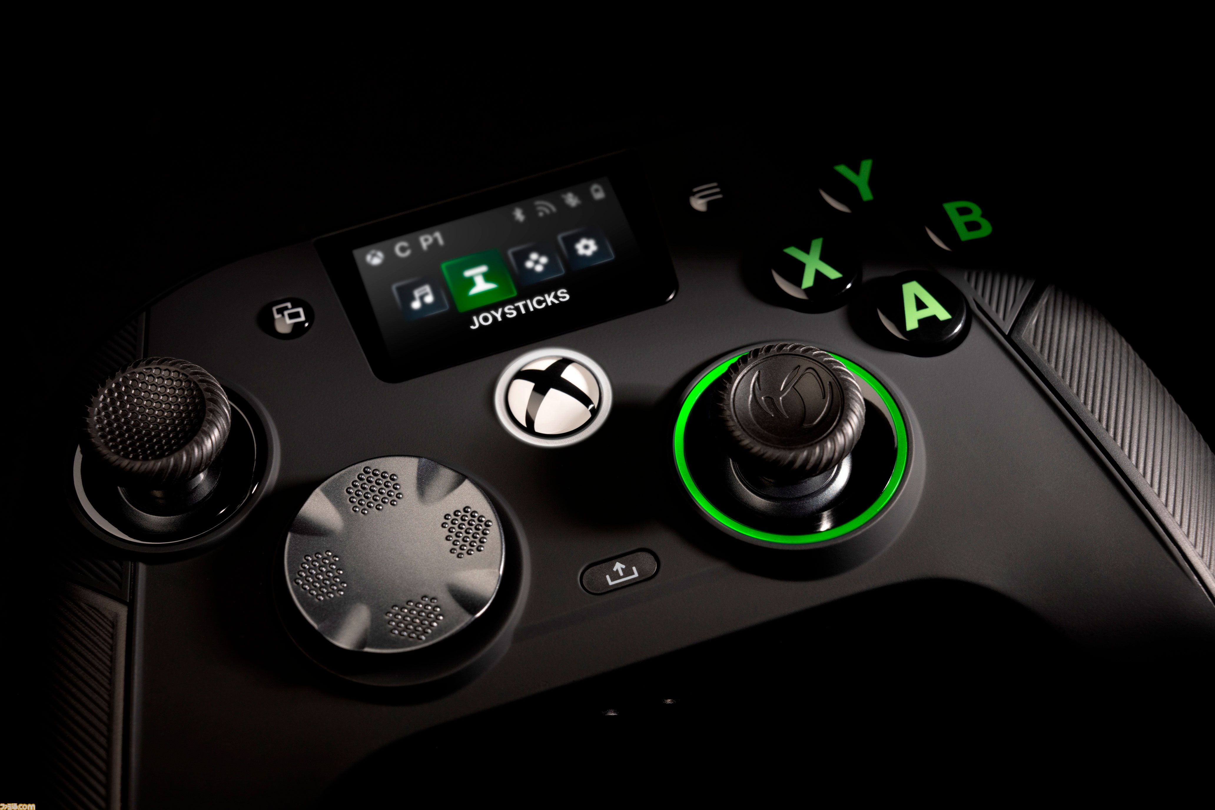 カスタム用液晶画面が付いたXbox/PC⽤コントローラーが本日（7