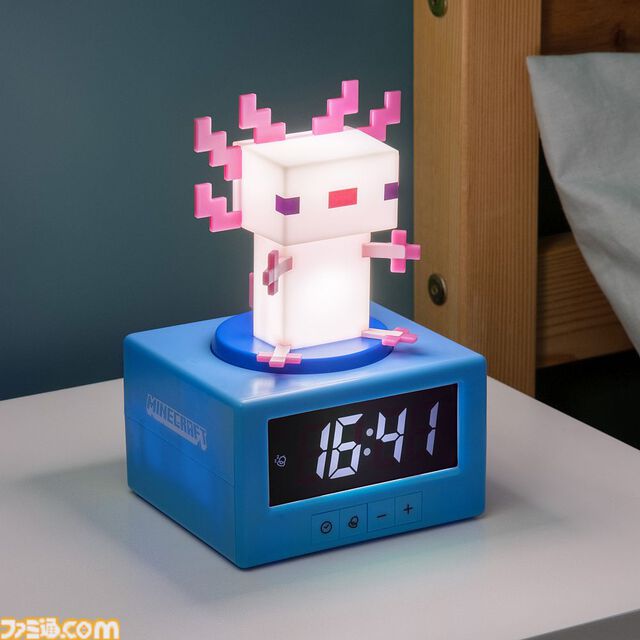 『マイクラ』光るウーパールーパーの目覚まし時計が8月上旬に発売。お金を守るオオカミの貯金箱も11月下旬より登場。ちょこんとした姿がかわいい