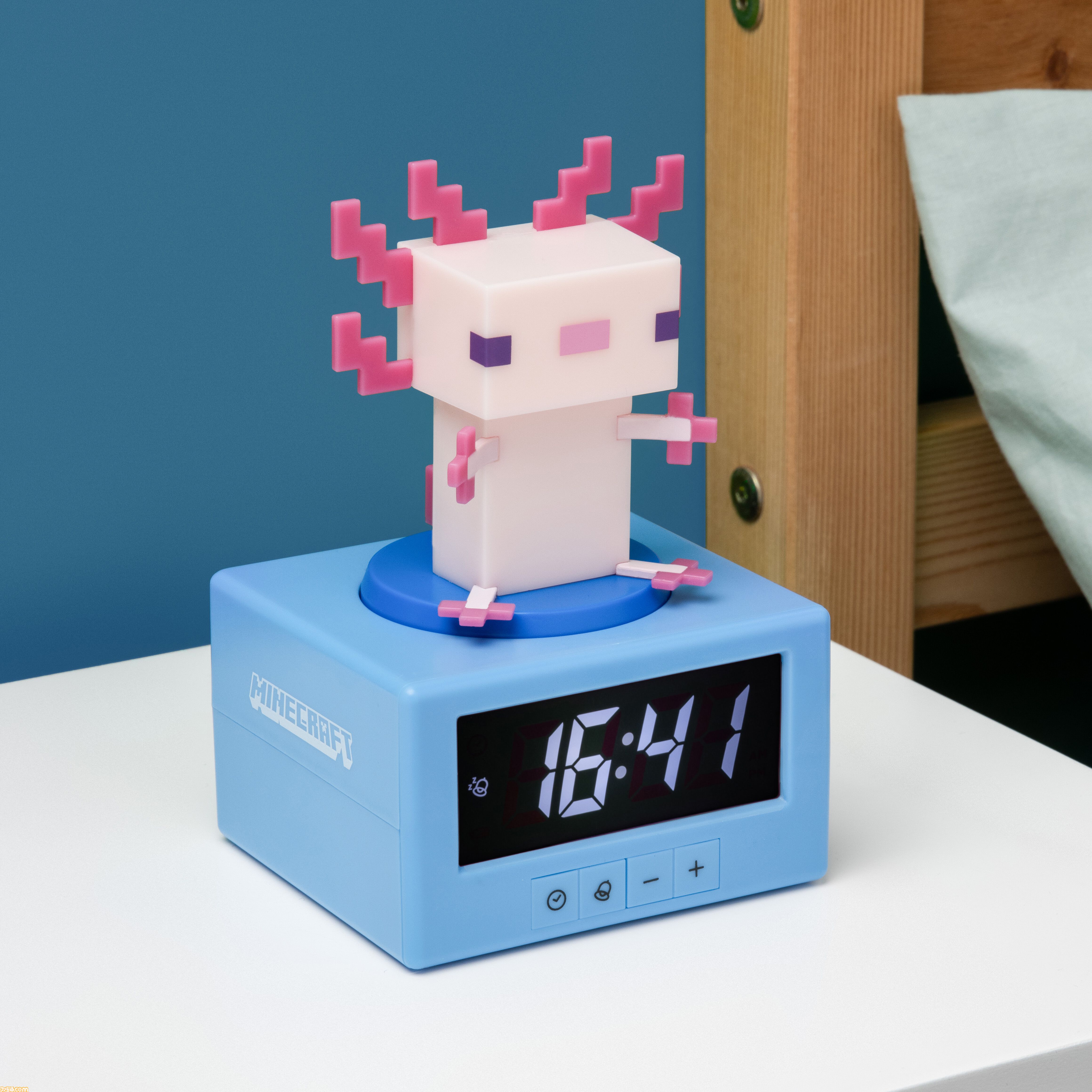 『マイクラ』光るウーパールーパーの目覚まし時計が8月上旬に発売。お金を守るオオカミの貯金箱も11月下旬より登場。ちょこんとした姿がかわいい