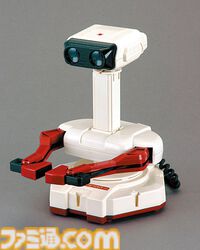 ファミコン ロボットが40周年。『スマブラ』シリーズのファイターとしてもおなじみ、テレビ画面と現実のロボットを同時に操作する革新性が最大の魅力【今日は何の日？】