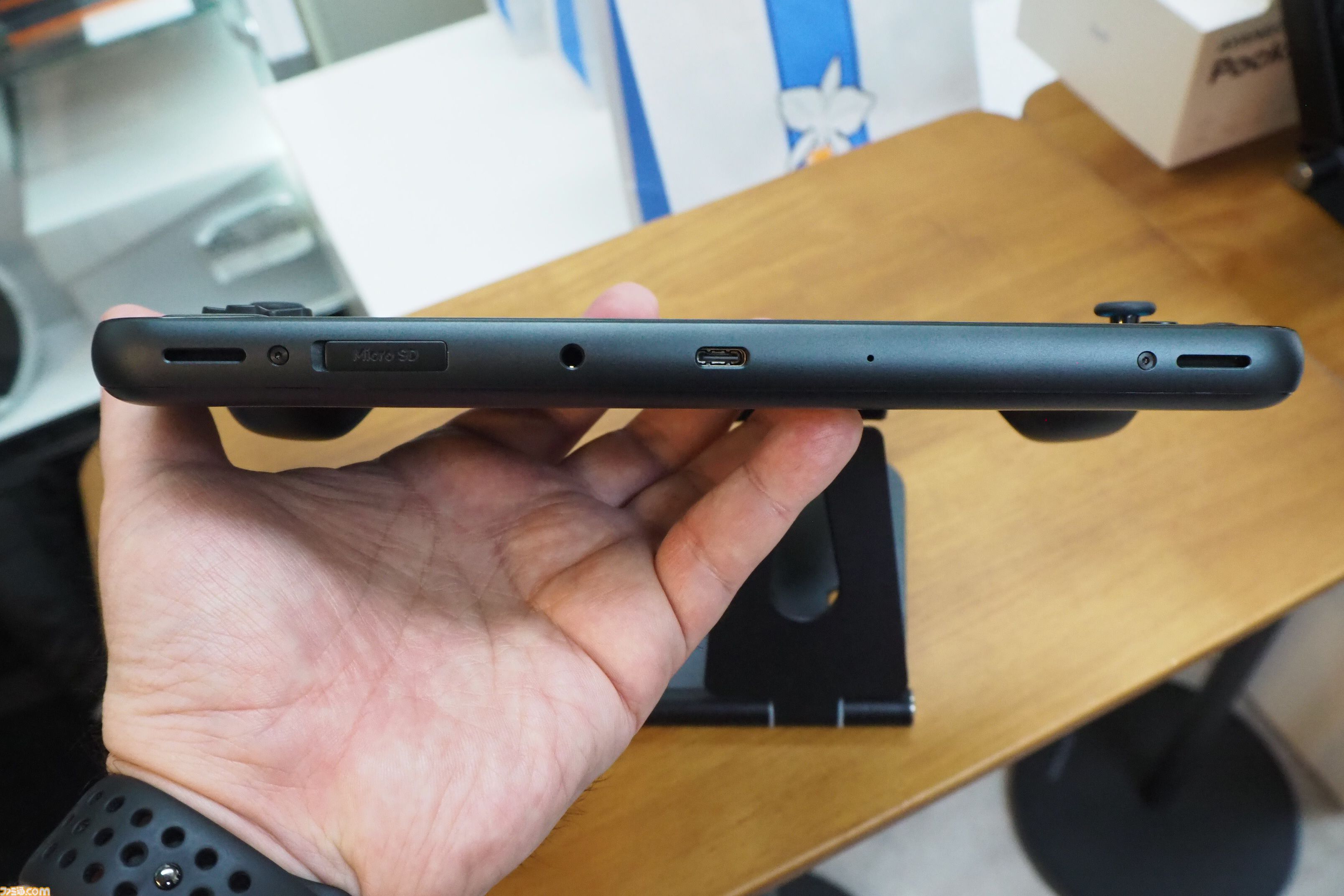 ハンドヘルドタイプのAndroidゲーミングデバイス“AYANEO POCKET S2”が9月下旬発売に。大容量バッテリーだから3Dのゲームもたっぷり遊べる