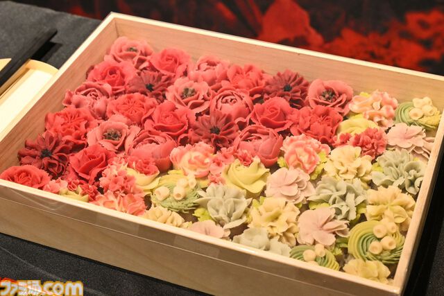『サイレントヒルf』メディアイベント、囲みインタビューの模様をお届け。来場者たちには、美しくもおぞましいケーキも振舞われた……。