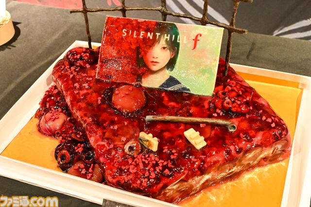 『サイレントヒルf』メディアイベント、囲みインタビューの模様をお届け。来場者たちには、美しくもおぞましいケーキも振舞われた……。