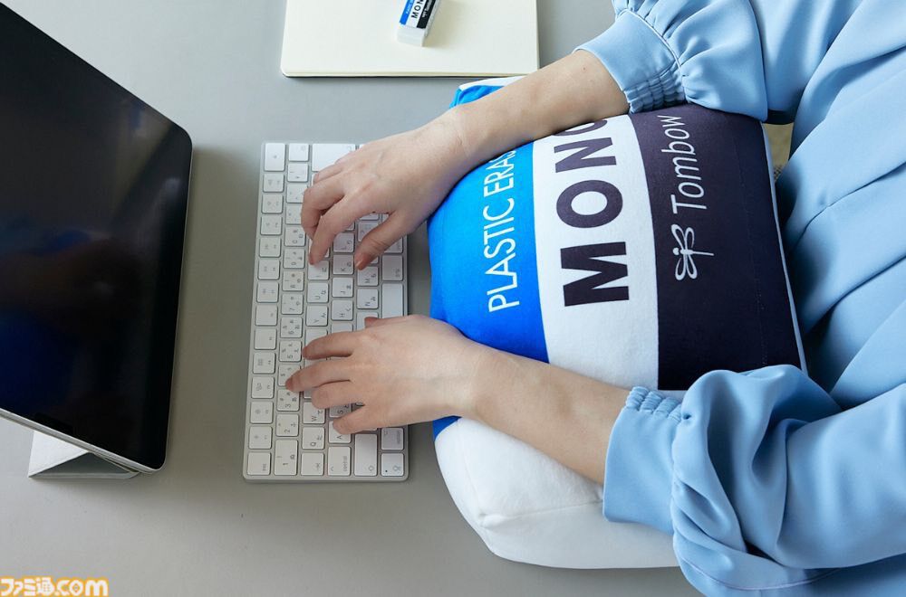 モノ消しゴムがふわもちなビックサイズのぬいぐるみになって登場。発売中の『MONO文具BOOK Vol.3』に付属