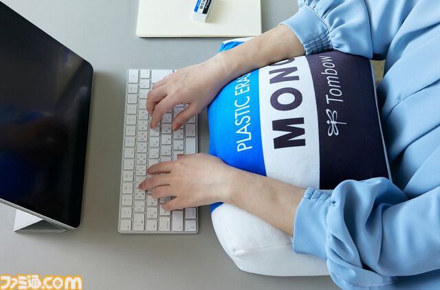 モノ消しゴムがふわもちなビックサイズのぬいぐるみになって登場。発売中の『MONO文具BOOK Vol.3』に付属