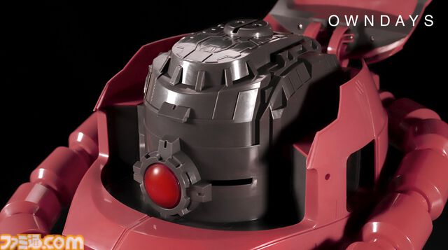 『ガンダム』シャア専用ザクの特大メガネケース登場。約1/7スケールでメガネを4本収納可能。開閉時はモノアイが発光して起動音が鳴る