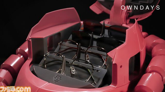 『ガンダム』シャア専用ザクの特大メガネケース登場。約1/7スケールでメガネを4本収納可能。開閉時はモノアイが発光して起動音が鳴る