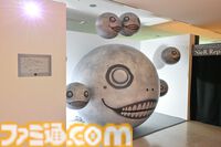 【ネタバレ注意】『NieR』シリーズ15周年展覧会が開幕！ 等身大2Bやママなどの立体物、思い出のシーンやセリフ、多数の関係者コメントなど、さまざまな形で作品の“記録”を展示。最後の“思い出の場所”は必見