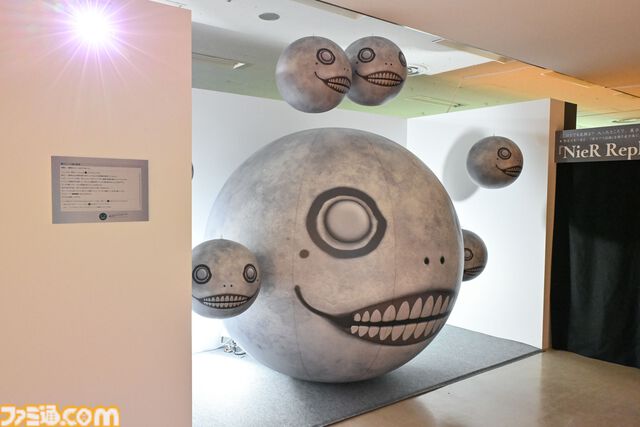 【ネタバレ注意】『NieR』シリーズ15周年展覧会が開幕！ 等身大2Bやママなどの立体物、思い出のシーンやセリフ、多数の関係者コメントなど、さまざまな形で作品の“記録”を展示。最後の“思い出の場所”は必見