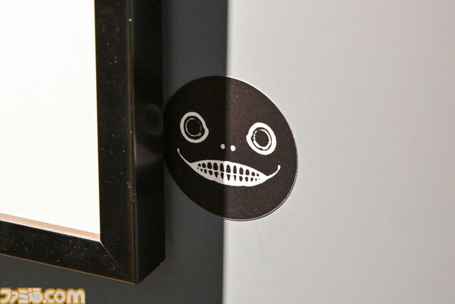 【ネタバレ注意】『NieR』シリーズ15周年展覧会が開幕！ 等身大2Bやママなどの立体物、思い出のシーンやセリフ、多数の関係者コメントなど、さまざまな形で作品の“記録”を展示。最後の“思い出の場所”は必見