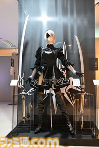 【ネタバレ注意】『NieR』シリーズ15周年展覧会が開幕！ 等身大2Bやママなどの立体物、思い出のシーンやセリフ、多数の関係者コメントなど、さまざまな形で作品の“記録”を展示。最後の“思い出の場所”は必見