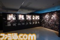 【ネタバレ注意】『NieR』シリーズ15周年展覧会が開幕！ 等身大2Bやママなどの立体物、思い出のシーンやセリフ、多数の関係者コメントなど、さまざまな形で作品の“記録”を展示。最後の“思い出の場所”は必見
