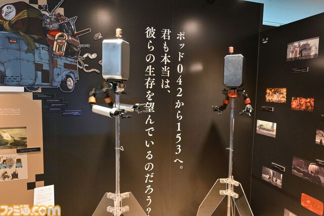 【ネタバレ注意】『NieR』シリーズ15周年展覧会が開幕！ 等身大2Bやママなどの立体物、思い出のシーンやセリフ、多数の関係者コメントなど、さまざまな形で作品の“記録”を展示。最後の“思い出の場所”は必見