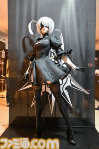 【ネタバレ注意】『NieR』シリーズ15周年展覧会が開幕！ 等身大2Bやママなどの立体物、思い出のシーンやセリフ、多数の関係者コメントなど、さまざまな形で作品の“記録”を展示。最後の“思い出の場所”は必見