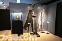 【ネタバレ注意】『NieR』シリーズ15周年展覧会が開幕！ 等身大2Bやママなどの立体物、思い出のシーンやセリフ、多数の関係者コメントなど、さまざまな形で作品の“記録”を展示。最後の“思い出の場所”は必見