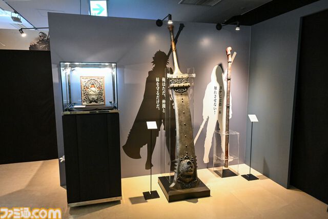 【ネタバレ注意】『NieR』シリーズ15周年展覧会が開幕！ 等身大2Bやママなどの立体物、思い出のシーンやセリフ、多数の関係者コメントなど、さまざまな形で作品の“記録”を展示。最後の“思い出の場所”は必見