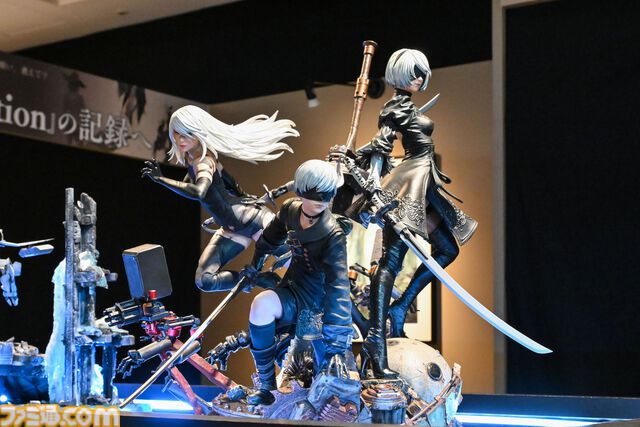 【ネタバレ注意】『NieR』シリーズ15周年展覧会が開幕！ 等身大2Bやママなどの立体物、思い出のシーンやセリフ、多数の関係者コメントなど、さまざまな形で作品の“記録”を展示。最後の“思い出の場所”は必見