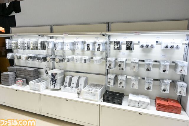 【ネタバレ注意】『NieR』シリーズ15周年展覧会が開幕！ 等身大2Bやママなどの立体物、思い出のシーンやセリフ、多数の関係者コメントなど、さまざまな形で作品の“記録”を展示。最後の“思い出の場所”は必見