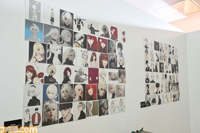 【ネタバレ注意】『NieR』シリーズ15周年展覧会が開幕！ 等身大2Bやママなどの立体物、思い出のシーンやセリフ、多数の関係者コメントなど、さまざまな形で作品の“記録”を展示。最後の“思い出の場所”は必見