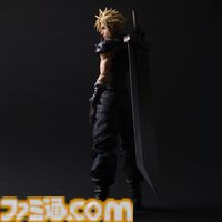 『FF7 リバース』クラウド・ストライフが“PLAY ARTS真”になって登場。自由度の高いポーズがつけられるアクションフィギュア。バスターソードにはめ込めるマテリアも付属