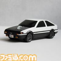 『頭文字D』藤原拓海のAE86を再現した無線マウスが販売中。手のひらサイズでインテリアとしても飾れる。オリジナルデザインのマウスパッドも付属