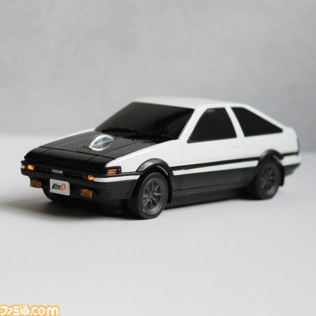 『頭文字D』藤原拓海のAE86を再現した無線マウスが販売中。手のひらサイズでインテリアとしても飾れる。オリジナルデザインのマウスパッドも付属