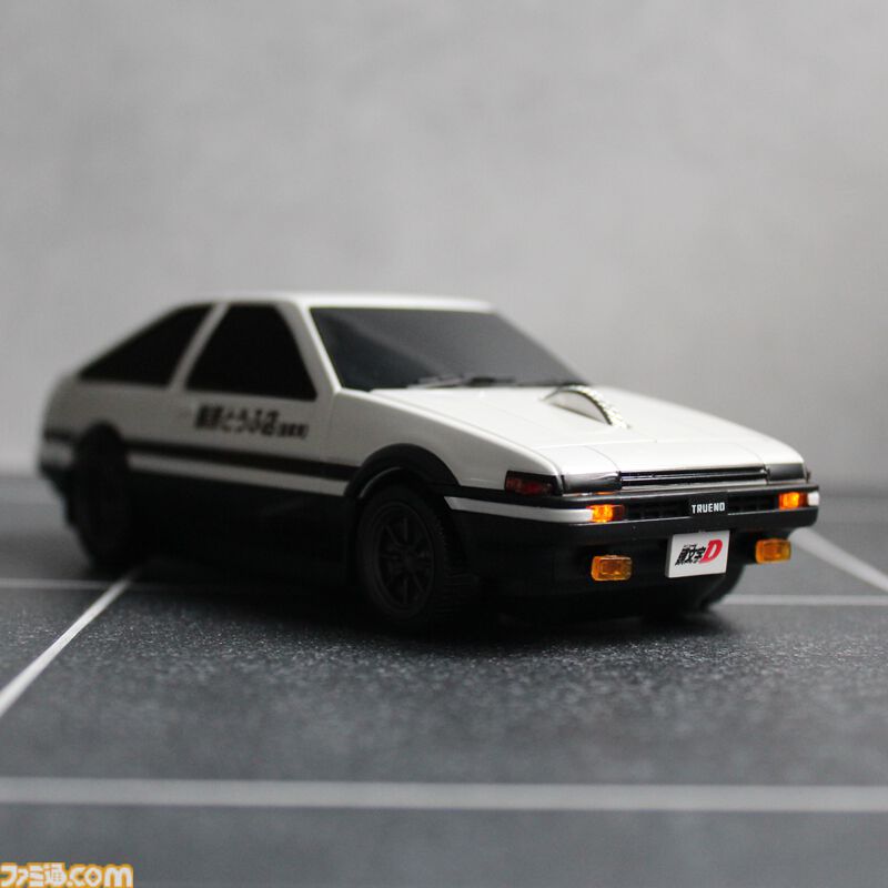 『頭文字D』藤原拓海のAE86を再現した無線マウスが販売中。手のひらサイズでインテリアとしても飾れる。オリジナルデザインのマウスパッドも付属