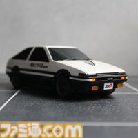 『頭文字D』藤原拓海のAE86を再現した無線マウスが販売中。手のひらサイズでインテリアとしても飾れる。オリジナルデザインのマウスパッドも付属