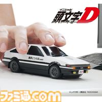『頭文字D』藤原拓海のAE86を再現した無線マウスが販売中。手のひらサイズでインテリアとしても飾れる。オリジナルデザインのマウスパッドも付属