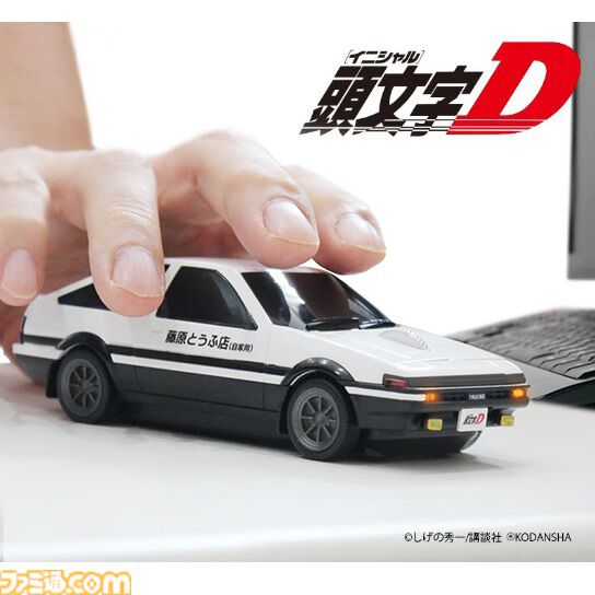 『頭文字D』藤原拓海のAE86を再現した無線マウスが販売中。手のひらサイズでインテリアとしても飾れる。オリジナルデザインのマウスパッドも付属
