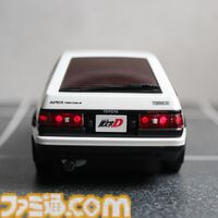 『頭文字D』藤原拓海のAE86を再現した無線マウスが販売中。手のひらサイズでインテリアとしても飾れる。オリジナルデザインのマウスパッドも付属