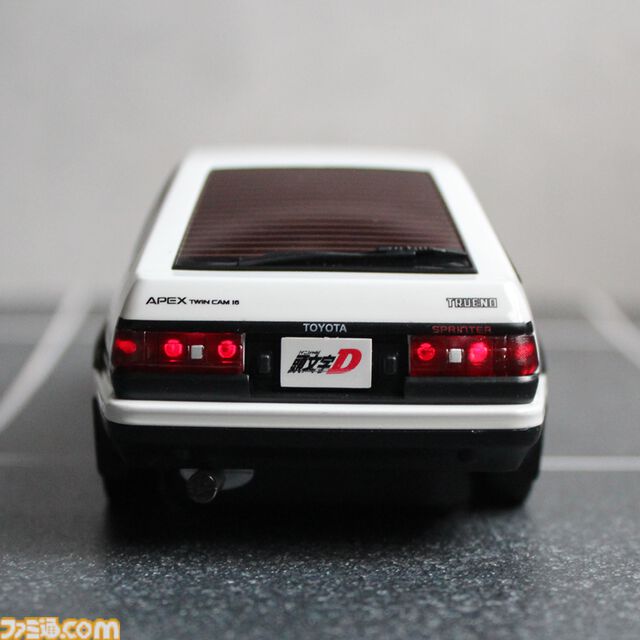 『頭文字D』藤原拓海のAE86を再現した無線マウスが販売中。手のひらサイズでインテリアとしても飾れる。オリジナルデザインのマウスパッドも付属
