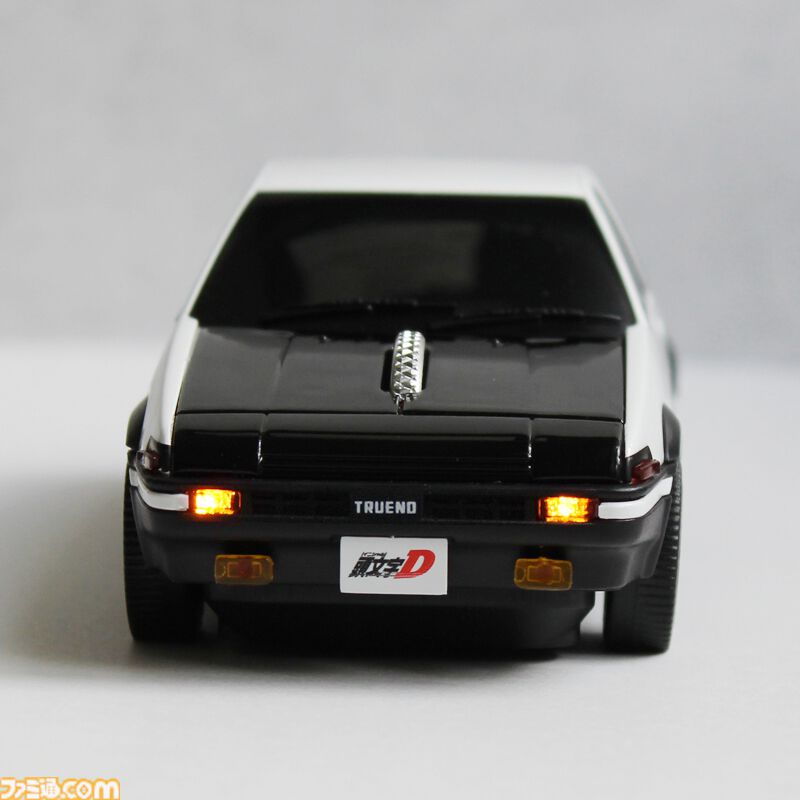 『頭文字D』藤原拓海のAE86を再現した無線マウスが販売中。手のひらサイズでインテリアとしても飾れる。オリジナルデザインのマウスパッドも付属