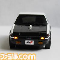 『頭文字D』藤原拓海のAE86を再現した無線マウスが販売中。手のひらサイズでインテリアとしても飾れる。オリジナルデザインのマウスパッドも付属
