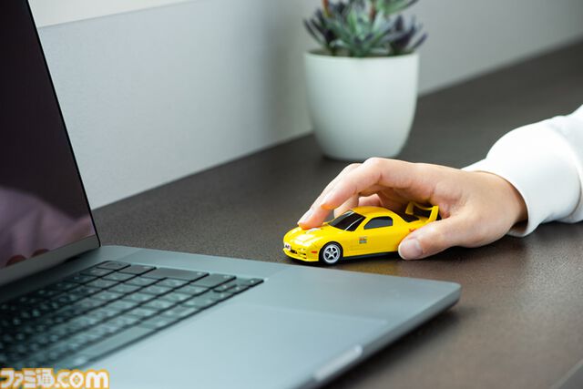 『頭文字D』高橋啓介が乗る“マツダ RX-7（FD3S型）”を再現した無線マウスが販売中。細部までこだわりを感じる仕上がり。オリジナルデザインのマウスパッドも付属
