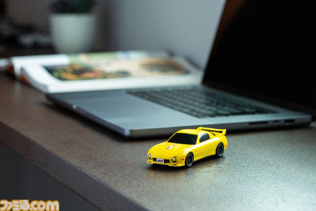 『頭文字D』高橋啓介が乗る“マツダ RX-7（FD3S型）”を再現した無線マウスが販売中。細部までこだわりを感じる仕上がり。オリジナルデザインのマウスパッドも付属