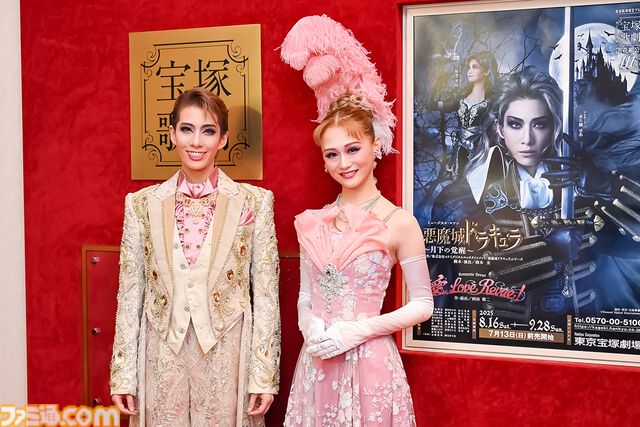『悪魔城ドラキュラ』初の宝塚舞台化！ 『悪魔城ドラキュラ』～月下の覚醒～」東京公演がゲネプロリポート。アルカード VS シモン 禁断の主人公対決のゆくえは!?