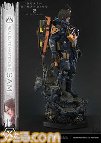 『デススト2』サムの超精巧な1/3スタチューが予約開始。DXボーナス版のお値段は約32万円で、小島秀夫氏サインプリント付ゴールド配達物も付属