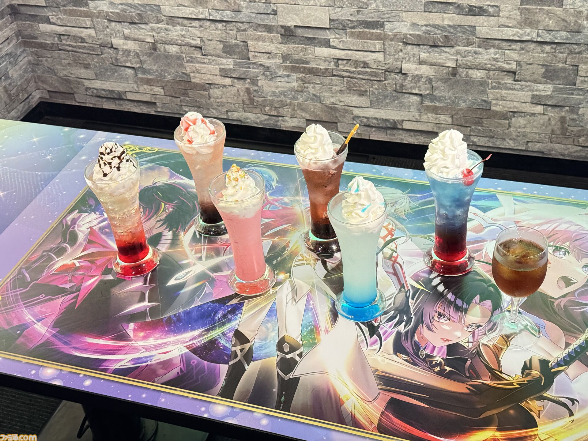 『白猫プロジェクト NEW WORLD'S』コラボルームとコラボドリンクで体の外も内も『白猫』染まれる。ファン垂涎のラウンドワンコラボを堪能してみた