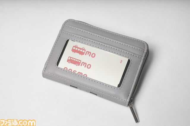 初代PSモチーフの財布やコントローラー型マスコットがかわいい。豪華付録付きの雑誌“モノマスター”11月号の予約受付中