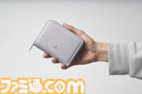 初代PSモチーフの財布やコントローラー型マスコットがかわいい。豪華付録付きの雑誌“モノマスター”11月号の予約受付中