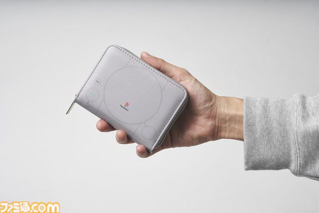 初代PSモチーフの財布やコントローラー型マスコットがかわいい。豪華付録付きの雑誌“モノマスター”11月号の予約受付中