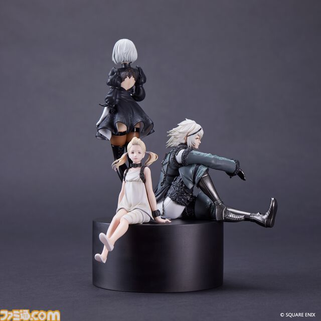 『ニーア』シリーズ15周年記念BOXが予約開始。2Bたちのスタチューフィギュアや、ウェポンストーリー収録の“武器ノ物語”、アレンジ楽曲CDが同梱