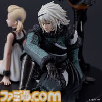『ニーア』シリーズ15周年記念BOXが予約開始。2Bたちのスタチューフィギュアや、ウェポンストーリー収録の“武器ノ物語”、アレンジ楽曲CDが同梱