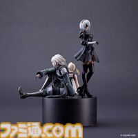 『ニーア』シリーズ15周年記念BOXが予約開始。2Bたちのスタチューフィギュアや、ウェポンストーリー収録の“武器ノ物語”、アレンジ楽曲CDが同梱
