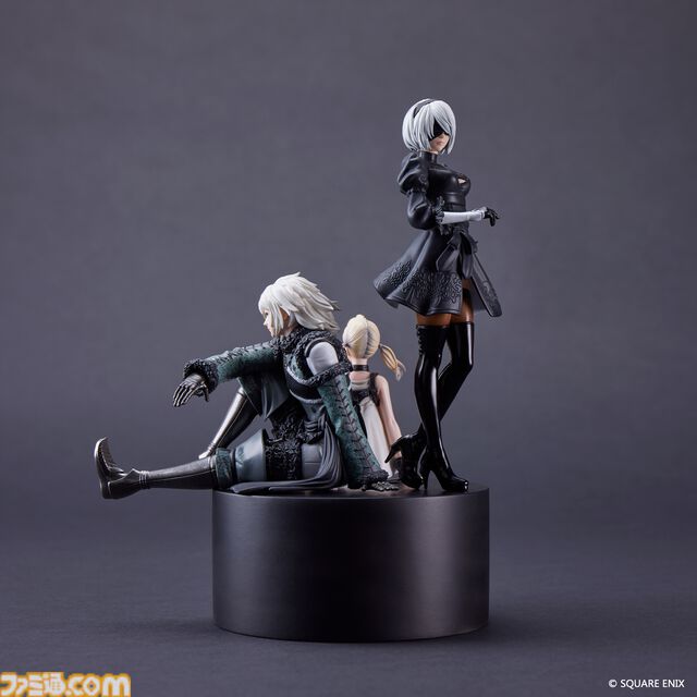 『ニーア』シリーズ15周年記念BOXが予約開始。2Bたちのスタチューフィギュアや、ウェポンストーリー収録の“武器ノ物語”、アレンジ楽曲CDが同梱