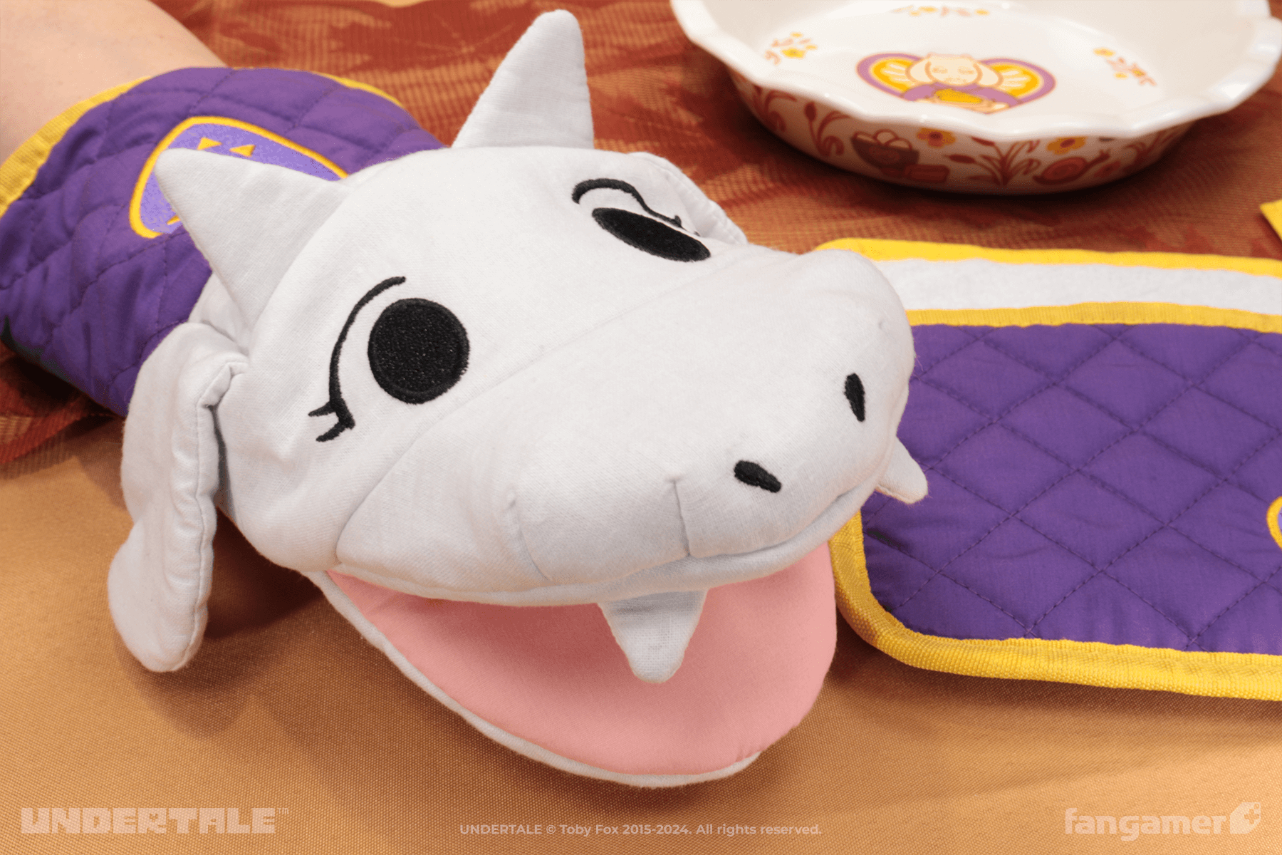 『UNDERTALE（アンダーテール）』トリエルの鍋つかみ、エプロン、うざいイヌのマグカップ、サンズの“サイアクな乾杯を”グラスなどのアイテムが登場