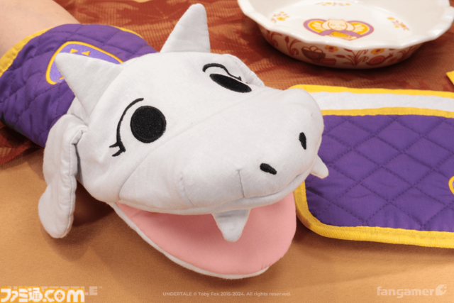 『UNDERTALE（アンダーテール）』トリエルの鍋つかみ、エプロン、うざいイヌのマグカップ、サンズの“サイアクな乾杯を”グラスなどのアイテムが登場